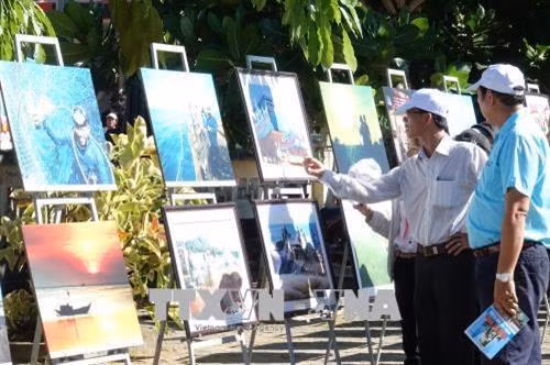 游客参观“李山—海洋岛屿文化遗产”专题展览。(图片来源:越通社) 游客参观“李山—海洋岛屿文化遗产”专题展览。(图片来源:越通社)