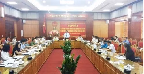 谅山省人民委员会副主席杨春喧在新闻发布会上发表讲话。图自因特网 谅山省人民委员会副主席杨春喧在新闻发布会上发表讲话。图自因特网