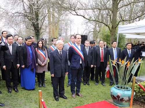 阮富仲和蒙特勒伊市政府领导向越南民族英雄和世界文化名人胡志明主席献上鲜花。越通社记者 智勇 摄 阮富仲和蒙特勒伊市政府领导向越南民族英雄和世界文化名人胡志明主席献上鲜花。越通社记者 智勇 摄