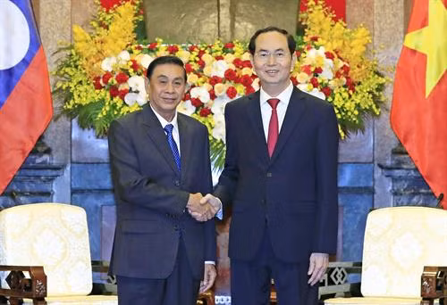 越南国家主席陈大光(右)会见老挝国家主席办公厅主任坎蒙·蓬塔迪。越通社记者 颜创 摄 越南国家主席陈大光(右)会见老挝国家主席办公厅主任坎蒙·蓬塔迪。越通社记者 颜创 摄