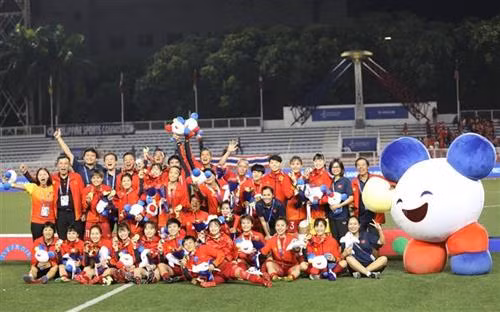 越南国家女子足球队在第30届东南亚运动会上成功卫冕再夺金牌。图自越通社