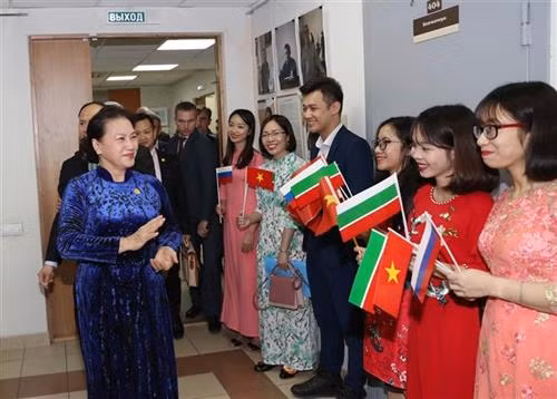越南国会主席阮氏金银会见旅居俄罗斯鞑靼斯坦共和国喀山市越南人代表。图自越通社