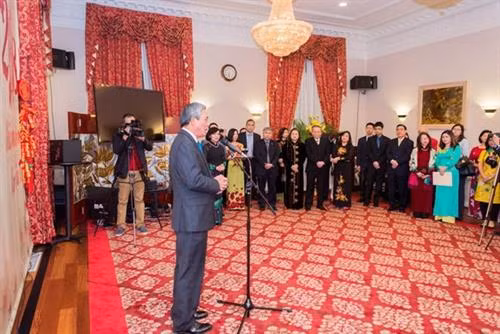 越南驻美国大使范光荣发表讲话。（图片来源：越通社）