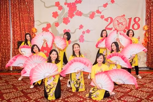 表演节目。（图片来源：越通社）