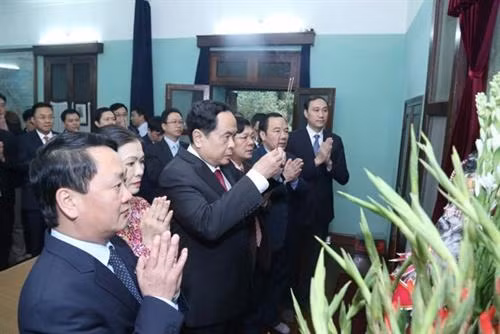 祖国阵线中央委员会主席陈青敏前往设在胡志明主席遗迹区的67号故居上香缅怀胡志明主席。图自http://laodongthudo.vn 祖国阵线中央委员会主席陈青敏前往设在胡志明主席遗迹区的67号故居上香缅怀胡志明主席。图自http://laodongthudo.vn