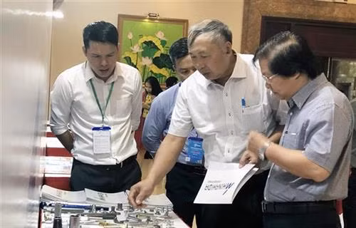 各代表参观推介会上展示的产品。图自越通社 各代表参观推介会上展示的产品。图自越通社