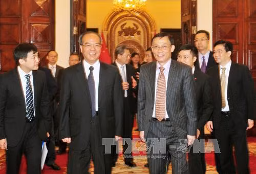 越南外交部副部长黎淮忠（右）迎接中国广东省常务副省长林少春前来参加会议。（图片来源：越通社）