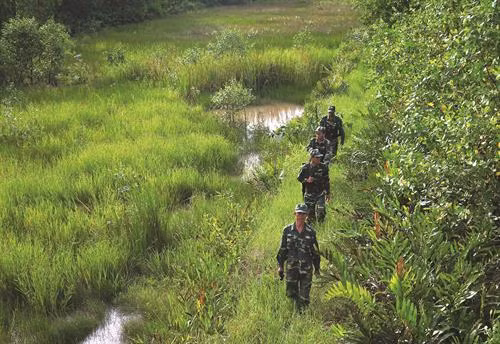 近年来，坚江省边防部队已加大巡逻工作，不让渔场纠纷，侵犯海洋与岛屿主权行为发生。记者 黎辉海 摄 富美边防哨所战士们在江城县边境地区进行巡逻，捍卫国家主权。记者 黎辉海 坚江省边防部队一直努力完成牢牢捍卫国家边界，维护社会安全秩序的任务。图为：更油边防哨所战士们在富国岛以北地区进行巡逻。记者 黎维海 摄