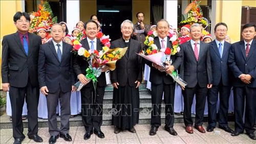 张和平一行走访慰问顺化市府柑大教堂的神职人员和天主教教徒。图自越通社
