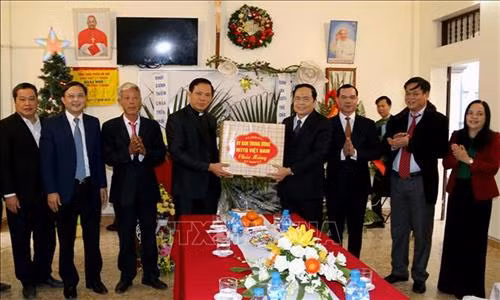越南祖国阵线中央委员会主席陈青敏走访了河南省唯仙县木南乡岭池教区。图自越通社
