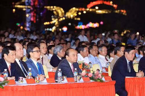 越南政府总理阮春福出席了在平定省归仁市举行的“越南中部发牌唱曲艺术”联合国教科文组织人类非物质文化遗产代表作证书迎接仪式。越通社记者 统一 摄 越南政府总理阮春福出席了在平定省归仁市举行的“越南中部发牌唱曲艺术”联合国教科文组织人类非物质文化遗产代表作证书迎接仪式。越通社记者 统一 摄