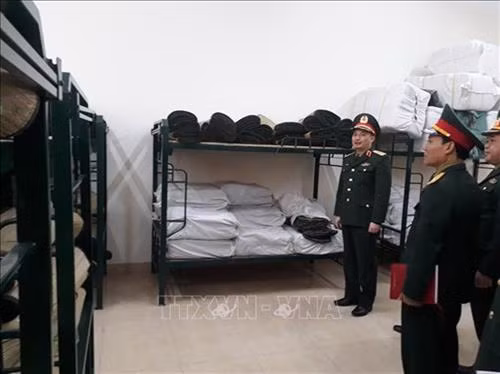 首都河内司令部司令阮国悦少将和工作代表团检查筹备工作。图自越通社 首都河内司令部司令阮国悦少将和工作代表团检查筹备工作。图自越通社