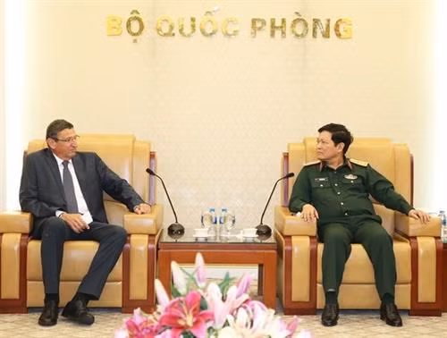 越南国防部部长吴春历大将(右)会见以色列国防部总干事乌迪•亚当。 图自人民军队报 越南国防部部长吴春历大将(右)会见以色列国防部总干事乌迪•亚当。 图自人民军队报