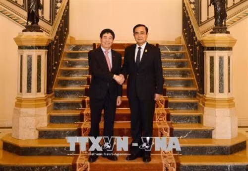 泰国总理巴育•占奥差与越南驻泰国特命全权大使阮海平。（图片来源：越通社）