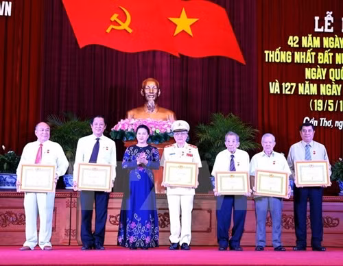 阮氏金银向芹苴市30年以上党龄的老党员授予纪念章。(图片来源:越通社) 阮氏金银向芹苴市30年以上党龄的老党员授予纪念章。(图片来源:越通社)