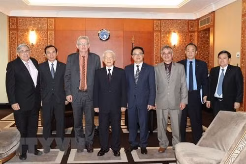 越共中央总书记阮富仲与法共全国书记皮埃尔·洛朗和两党其他代表合影。越通社记者 智勇 摄