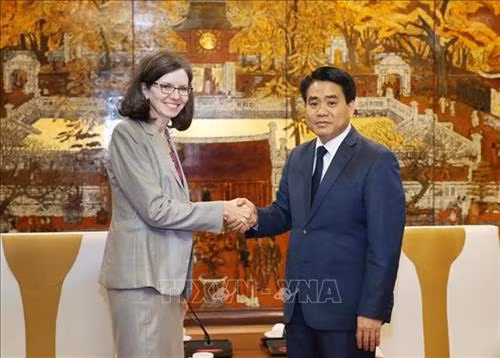 河内人民委员会主席阮德钟会见加拿大新任驻越南大使黛博拉·保罗。图自越通社 河内人民委员会主席阮德钟会见加拿大新任驻越南大使黛博拉·保罗。图自越通社