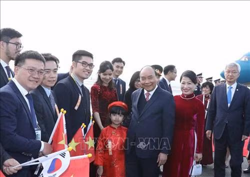 越南政府总理阮春福及夫人在韩国釜山金海国际机场。图自越通社