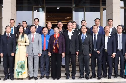 阮氏金银同与会代表合影留念。图自越通社