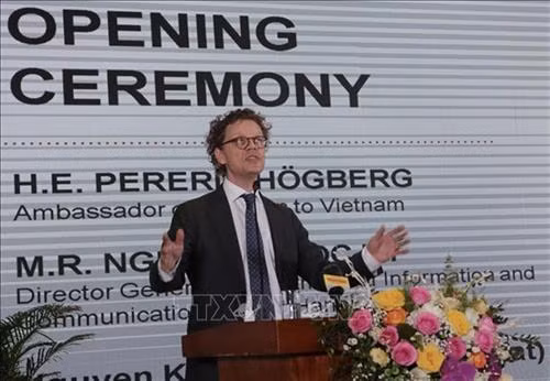 瑞典驻越南大使佩雷里克•霍格贝尔格发表讲话。图自越通社 瑞典驻越南大使佩雷里克•霍格贝尔格发表讲话。图自越通社