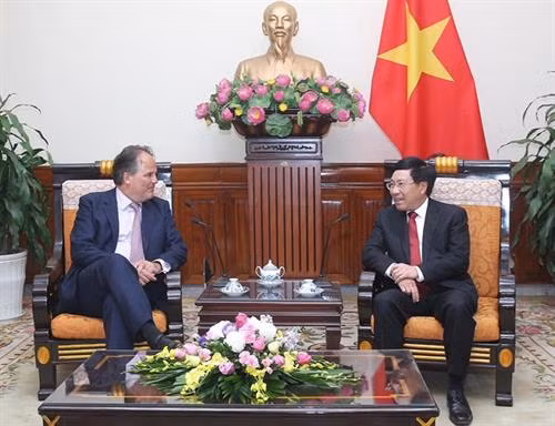 越南政府副总理兼外交部长范平明会见英国外交和联邦事务部亚太事务国务大臣马克·菲尔德。林庆 摄