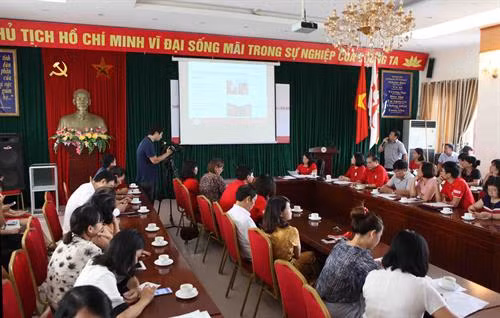 与会代表介绍第十号台风造成的损失。(图片来源:越通社) 与会代表介绍第十号台风造成的损失。(图片来源:越通社)