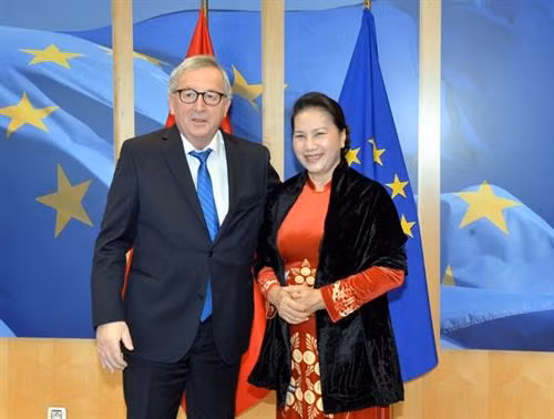 越南国会主席阮氏金银与欧盟委员会主席让－克洛德·容克。图自越通社