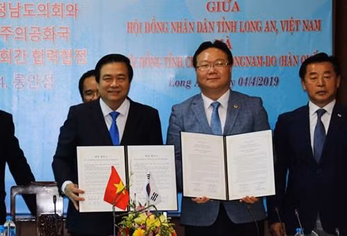 越南隆安省与韩国忠清南道签署合作协议 图自越通社