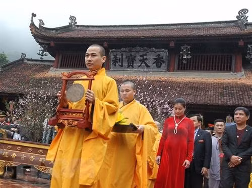 香寺庙会开庙仪式。(图片来源:越通社) 香寺庙会开庙仪式。(图片来源:越通社)