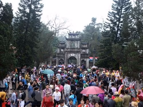 香寺庙会期间接待游客量150万人次。(图片来源:越通社) 香寺庙会期间接待游客量150万人次。(图片来源:越通社)