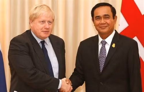 英国外交部部长鲍里斯·约翰逊会见泰国总理巴育。(图片来源:AP) 英国外交部部长鲍里斯·约翰逊会见泰国总理巴育。(图片来源:AP)