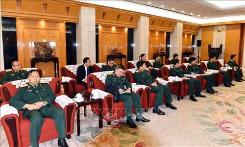陪团出访的越南军官。的图自越通社