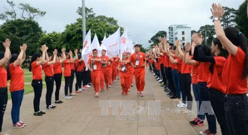 嘉莱省居民参加“红色之旅”无偿献血活动。（图片来源：越通社）