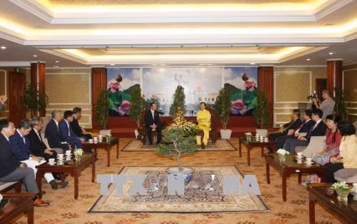 越南胡志明市人民议会主席阮氏决心(右)会见日本福冈县议会主席准吾井上。(图片来源:越通社) 越南胡志明市人民议会主席阮氏决心(右)会见日本福冈县议会主席准吾井上。(图片来源:越通社)
