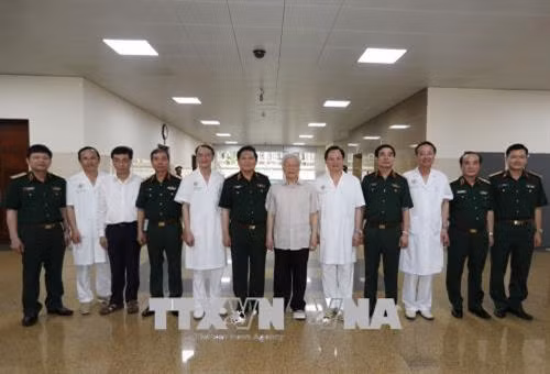 越共中央总书记阮富仲与108中央军队医院医生合影。(图片来源:越通社) 越共中央总书记阮富仲与108中央军队医院医生合影。(图片来源:越通社)
