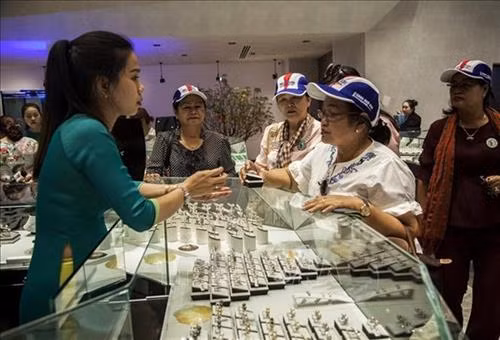 柬埔寨妇女和平发展协会代表团参观了国安珍珠养殖场。图自越通社 柬埔寨妇女和平发展协会代表团参观了国安珍珠养殖场。图自越通社