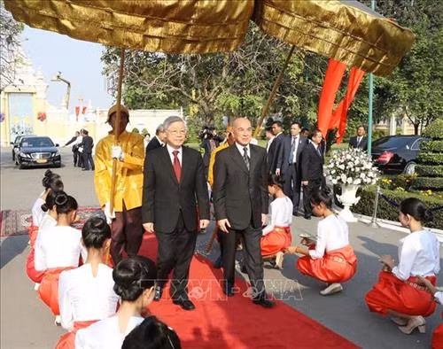 柬埔寨国王诺罗敦·西哈莫尼迎接越共中央总书记、国家主席阮富仲。图自越通社