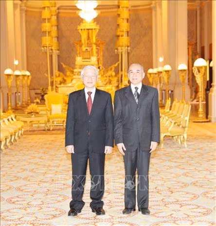 柬埔寨国王诺罗敦·西哈莫尼和越共中央总书记、国家主席阮富仲（左）。图自越通社