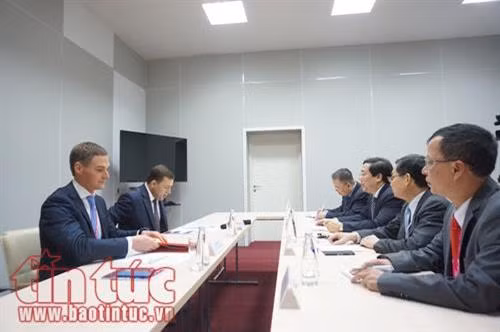 越南代表团会见斯维尔德洛夫斯克州州长叶夫根尼。(图片来源:http://baotintuc.vn) 越南代表团会见斯维尔德洛夫斯克州州长叶夫根尼。(图片来源:http://baotintuc.vn)