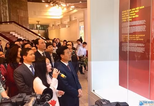 越共中央政治局委员、中央书记处书记、中央宣教部部长武文赏与各代表参观展位。图自互联网 越共中央政治局委员、中央书记处书记、中央宣教部部长武文赏与各代表参观展位。图自互联网