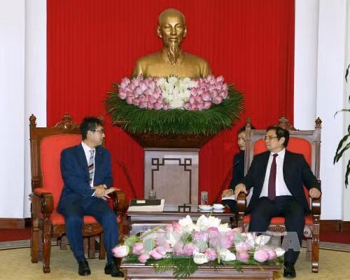 越共中央组织部部长范明正和日本首相安倍晋三特别顾问河井克行进行交谈。(图片来源:越通社) 越共中央组织部部长范明正和日本首相安倍晋三特别顾问河井克行进行交谈。(图片来源:越通社)