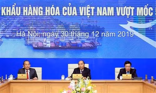 越南政府总理阮春福出席越南外贸进出口额达到5000亿美元的仪式 图自越通社 越南政府总理阮春福出席越南外贸进出口额达到5000亿美元的仪式 图自越通社
