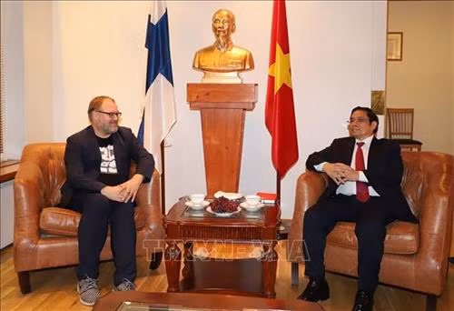 越共中央组织部部长范明范明正（右）会见芬兰共产党主席维萨尼。图自越通社