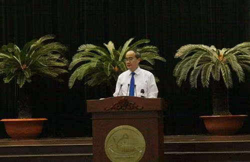 胡志明市市委书记阮善仁发表讲话。(图片来源:越通社) 胡志明市市委书记阮善仁发表讲话。(图片来源:越通社)