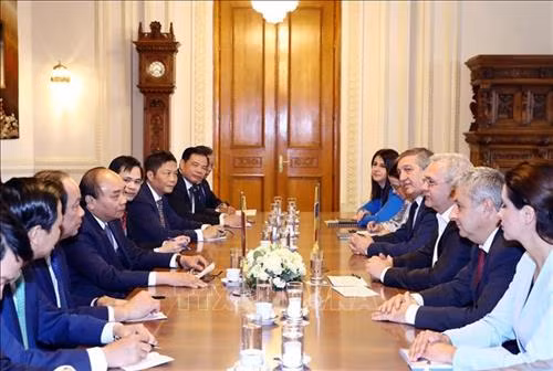 越南政府总理阮春福会见罗马尼亚众议院议长尼古拉·利维乌·德拉格内亚。图自越通社