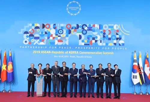 出席会议的各国领导人。图自越通社 出席会议的各国领导人。图自越通社