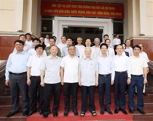 越共中央总书记阮富仲在河内青春郡开展接待选民。（图片来源：越通社）