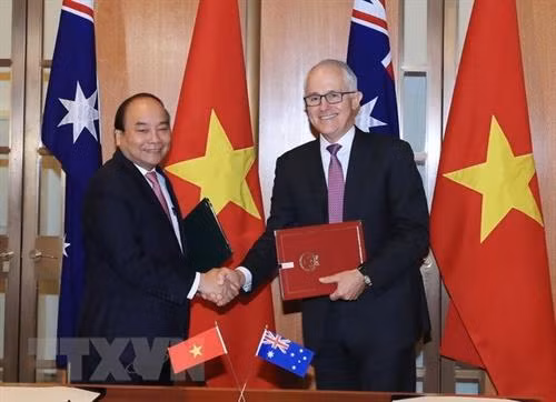 越南政府总理阮春福同澳大利亚总理马尔科姆·特恩布尔签署联合声明。越通社记者 统一 摄