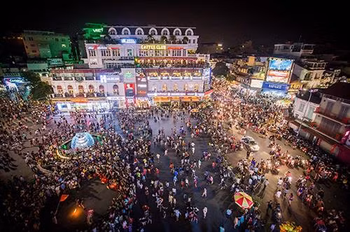 河内还剑湖步行街。图自因特网 河内还剑湖步行街。图自因特网