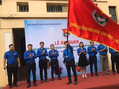 胡志明市红色暑假志愿服务战役出征仪式。(图片来源:互联网) 胡志明市红色暑假志愿服务战役出征仪式。(图片来源:互联网)